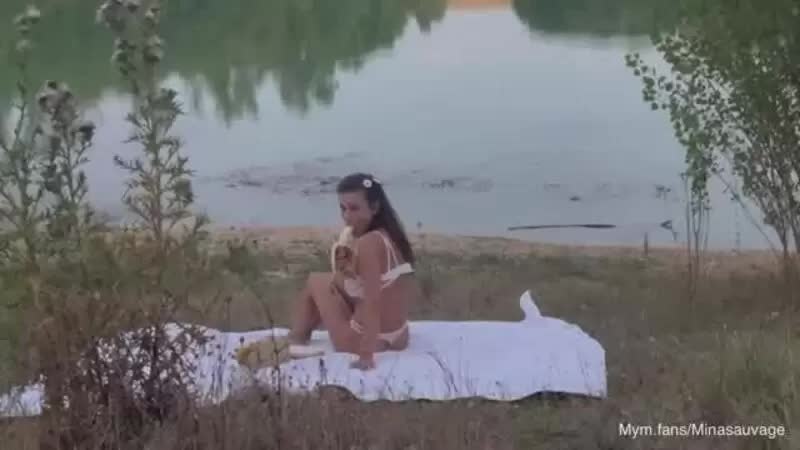 Mina Sauvage Sextape Une Banane Au Bord Du Lac Vido Porno Porn Video